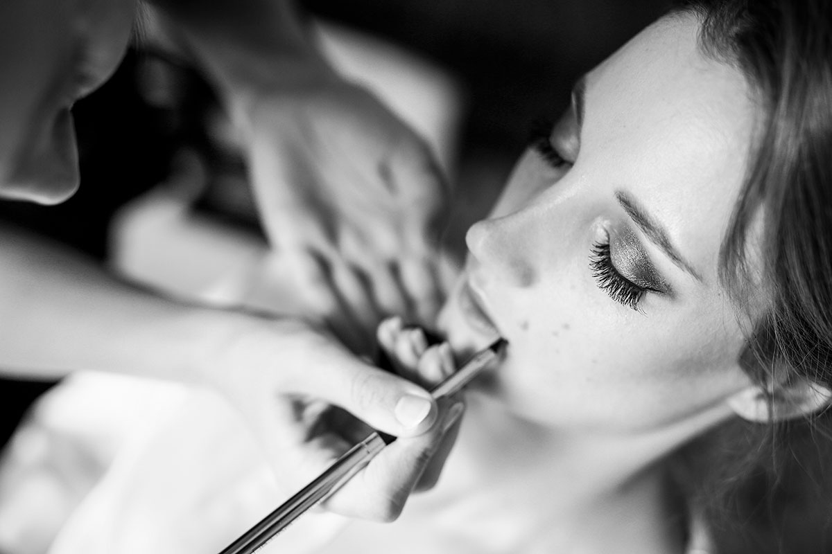 Begleitender Bridal Styling Service mit Retouches und Checks für einen durchgehend harmonischen Hochzeitslook.