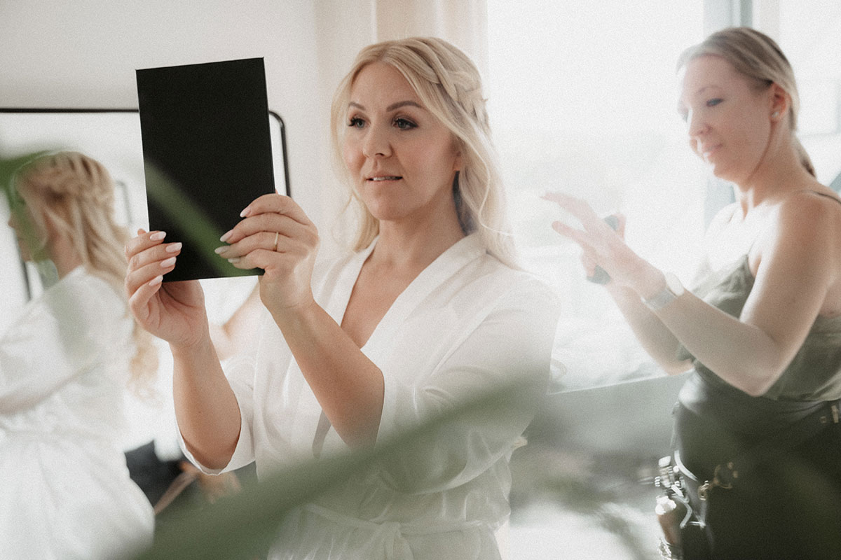 Individueller Hair- und Make-up-Abstimmungsprozess – Struktur, Bewegung und Halt werden gezielt auf Haar und Gesamtlook abgestimmt.