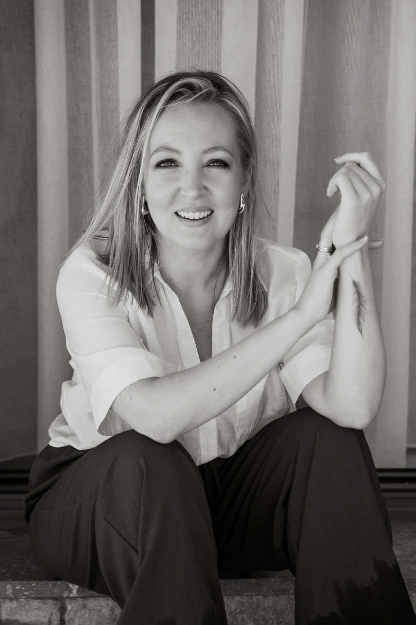 Porträt von Tanja Naumann, Bridal Stylistin mit Fokus auf natürliche Schönheit und Präsenz.