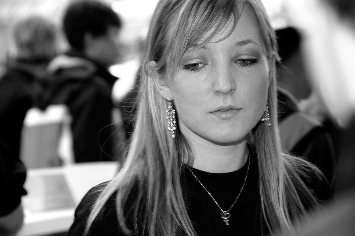 Portrait von Tanja Naumann als junge Frau – eine Phase der Suche nach Identität, Selbstwahrnehmung und innerer Klarheit.