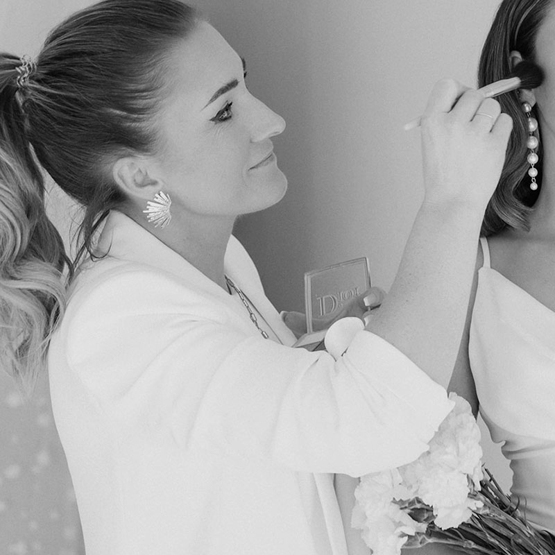 Catrin, Core-Team-Stylistin für Bridal Make-up & Hair – professionelle Unterstützung für ruhige, präzise Stylings auf höchstem Qualitätsniveau.