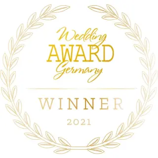 Unglaublich! Ich kann mich noch erinnern, wie ich meine erste #Braut mit zittrigen Händen gestylt habe. Und nun werde ich mit so einer großartigen #Auszeichnung belohnt. Ich danke der #Jury und allen #Menschen, die mich bisher auf meinem Weg begleitet haben. Und wie schön, dass ich in so einer kreativen und mit #Liebe und #Schönheit erfüllten #Branche tätig sein darf!  #weddingawardgermany2021 
⠀⠀⠀⠀⠀⠀⠀⠀⠀
Video der Verleihung unter: https://www.youtube.com/watch?v=-1ZVDS_vols