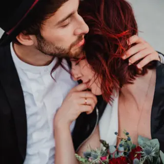 Come and lean on your head on my heart - wild little lady ❤️  @cottonbirdde 
@blumenmanufaktur_augsburg 
@tanja.naumann.mua 
@mona_und_reiner_fotografen 
@lesvar_accessoires 
@valesida 
@die_valle  #styledshoot #wedding #hochzeit #lovebirds #braut #brautmitlederjacke #hipsterlove #instagood #instalove #instalike #bridalhair #redbridalhair #rothaarigebraut