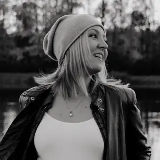 In meiner Arbeit als Make-up Artist kommen viele wunderschöne Kundinnen zu mir. Viele davon haben Ängste, Selbstzweifel, kleinere oder größere Makel, die sie davon abhalten das Leben ungehindert zu genießen. In diesen Momenten spüre ich den inneren Drang diesen Frauen zu helfen, dass sie ihren Blick auf sich selbst verändern und dadurch lernen, für sich etwas mehr Selbstliebe und -vertrauen zu empfinden.
⠀⠀⠀⠀⠀⠀⠀⠀⠀
Meine größte Erfüllung empfinde ich, wenn ich den betreffenden Personen ein Stückchen weiterhelfen konnte, über ihre angeblichen Makel hinwegsehen oder vielleicht sogar als Geschenk wahrnehmen zu können. Sich stark, wunderschön und frei zu fühlen, damit sie auf ihrem Weg weitergehen können. Ihnen zu einem sicheren Auftreten zu verhelfen, damit ihre innere Stärke mehr Raum findet.
⠀⠀⠀⠀⠀⠀⠀⠀⠀
#makechangehappen #selbstliebe #selbstvertrauen #womanhelpingwoman #womanhelpingwomen #powerwoman #powerwomen #womanwhohustle #selflove #selbstliebelernen #selbstliebestärken #machdichfreivonallenzwängen #liebedeinenkörper #mybodyismytemple #greatorcoach #greator 
⠀⠀⠀⠀⠀⠀⠀⠀⠀
Foto @mona_und_reiner_fotografen