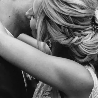 Ich liebe diese Detailaufnahme von Verenas Frisur. Blondes Haar bietet grundsätzlich eine schöne Tiefe und  Reflexe. Dazu dezente Flechtelemente, die mit der Frisur verschmelzen...  Foto @schneeglueckchen_fotografie  #brautfrisur #fischgrätenzopf #fischgrätzopf #blondebraut #bridetobe2021 #bridalhair #blondebraids #blondehair #blondebride #lowbunhairstyle #bridalupdos #naturalupdo #natürlichebrautfrisur #brautfrisuren #braut #love #instalove #instabride #instabrides
