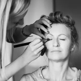 Eine #bestagerbeauty #heiratet 💍
Kennt ihr das? #Frauen ab einem gewissen Alter wissen ganz genau was sie wollen. Einen #Wunsch haben sie aber alle gemeinsam: "Tanja, lass mich bitte #jüngeraussehen !"
Wie wir alle wissen, kann man hierbei viel falsch aber genauso viel richtig machen. Stelle eine #bestager zufrieden, sie kommt immer wieder und empfielt dich herzlich an alle #ladys weiter, die sie kennt. Was ich zudem festgestellt habe: diese #Kundinnen wollen spüren, dass du als #Stylist ganz genau weißt was du tust. Also eine Portion #Selbstbewusstsein und #Können und beide Seiten sind megahappy.  @johannes_schander_photography  #powerwoman #agelessbeauty #agelessstyle #agelesswomen #40plus #bestagerwedding #zeitloseschönheit #timelessbeauty #zeitlosschön #brautstylist #mua #bridalstyle #bridalmakeupartist #bridalmakeup #brautmakeup #heirateninfriedberg