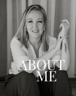 Hallo Schönheit, ich bin Tanja– internationale Brautstylistin, Make-up Artist und die Frau hinter Tanja Naumann Beauty.  Seit über 15 Jahren begleite ich Frauen an einem der bedeutendsten Tage ihres Lebens – mit zeitlosen Brautlooks und einem feinen Gespür für Individualität.  Ich schminke nicht, um zu verändern, sondern um Einzigartigkeit sichtbar zu machen.  Für Bräute in Augsburg und München sowie für Destination Weddings in Italien und auf Mallorca.  Du wünschst dir ein Brautstyling, das sich ganz nach dir anfühlt?  Dann freue mich auf deine Anfrage über meine Bio.  Deine Tanja  // EN
Hello beauty, I’m Tanja – international bridal stylist, make-up artist and the woman behind Tanja Naumann Beauty.  For more than 15 years, I have accompanied women on one of the most meaningful days of their lives – creating timeless bridal looks with a refined sensitivity for individuality.  I do not apply make-up to transform you, but to reveal your individuality.  Available for weddings in Germany, Italy and Mallorca.  I would love to hear your story. Bridal inquiries via my bio.  Yours, Tanja  Foto: @martinahaphotopraphy @katharina_kara_photography @wertvollfotografie @birgitroschachphotography  #Brautstyling #Brautstylistin #BridalStylist #BrautstylingMünchen #BrautstylingAugsburg #DestinationWeddingItaly #MallorcaWedding