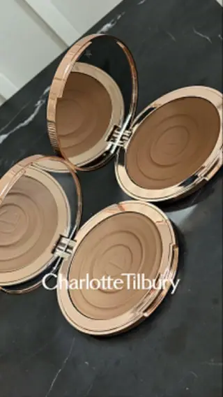 Neu in meinem Kit: der Beautiful Skin Sun-Kissed Glow Bronzer von Charlotte Tilbury.  In mein professionelles Kit kommen nur Produkte, die mich persönlich überzeugen und die ich vorab an mir selbst getestet habe. Bei diesem Creme-Bronzer war es vor allem die Textur: Sie lässt sich präzise aufbauen, verschmilzt nahezu unsichtbar mit dem Teint und bleibt dabei außergewöhnlich langanhaltend.  Ich arbeite sehr gerne mit hochwertigen Cremeprodukten, denn genau daraus entsteht für mich ein echtes Second-Skin-Ergebnis: Präzise. Kameratauglich. Wie eine zweite Haut.  —  New in my kit: the Charlotte Tilbury Beautiful Skin Sun-Kissed Glow Bronzer.  Only products that truly convince me and that I have personally tested on myself make it into my professional kit. What impressed me most about this cream bronzer is its texture: it can be built up with precision, blends almost invisibly into the complexion and wears exceptionally well.  I love working with high-quality cream products because they become one with the skin instead of visibly sitting on top of it. That is what creates a true "second-skin" result for me: precise, camera-ready, and just like a second skin.  @charlottetilbury  Keine Kooperation – selbst gekauft. // No partnership – purchased by me.  #CharlotteTilbury #CreamBronzer #SecondSkinMakeup #BridalMakeupArtist #TanjaNaumannBeauty